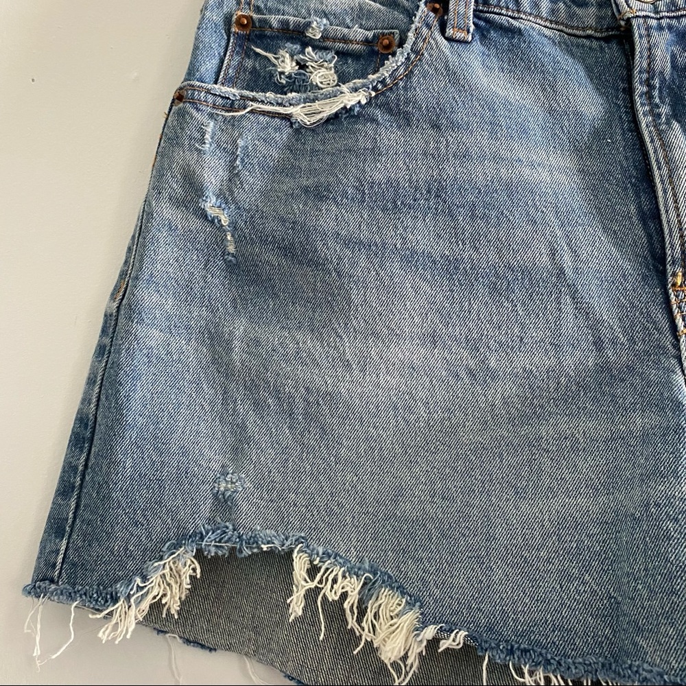Abercrombie and Fitch High Rise 4 Inch Shorts Medium Ripped Wash Size 32/14 - Picture 4 of 7